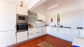 Fully equipped kitchen for all your holiday meals #HolidayCooking #StaycationReady