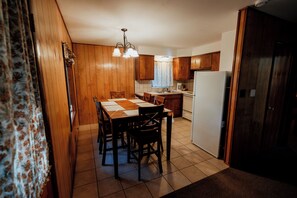 10 19 24NorthwoodResort Cabin#10 2