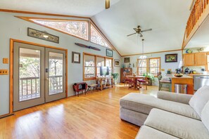 Living Room | 1st Floor | Gas Fireplace | Smart TV | Free WiFi