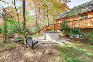 Backyard | Hot Tub | Wood-Burning Fire Pit (Firewood Provided)