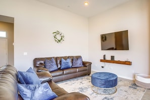 Living Room | Queen Sleeper Sofa | Free WiFi