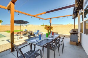 Outdoor Dining Area | Gas Grill | Fire Pit