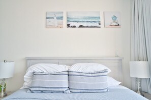 Comfortable queen sized bed. Firm and new (Aug 2023).  Four pillows!