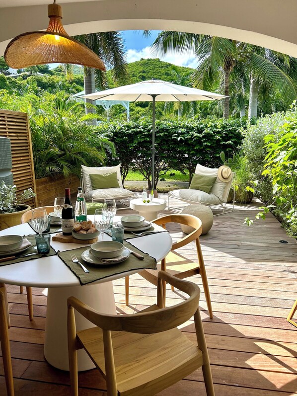 Outdoor dining