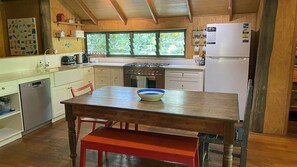 TreeTops by the Sea -Kitchen and Dining