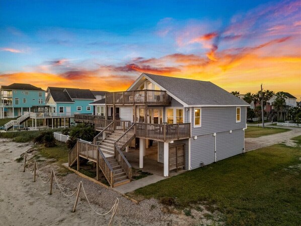Experience stunning sunsets over the water – the perfect end to a perfect day at your Galveston getaway.