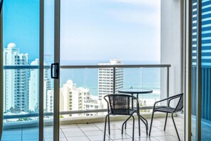 Enjoy your morning coffee in this balcony with the ocean and the city views