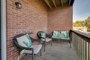 Private Balcony | Close to Restaurants & Shopping Centers