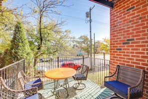 Private Balcony | Outdoor Dining Table