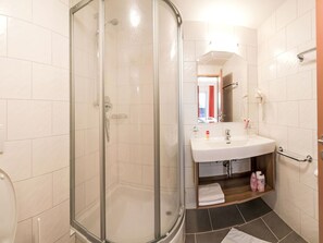 Mirror, Plumbing Fixture, Property, Sink, Tap, Building, Bathroom, Shower Door, Floor