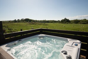 Hot Tub / whirlpool bath (Outdoor)