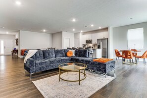 Living Room | Full Futon | Smart TV | Free WiFi | Central Heating & A/C
