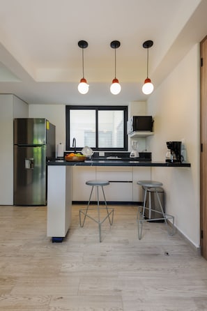 La cocina tiene los electrodomésticos necesarios para cocinar en casa.