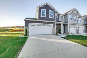 Exterior | Driveway (4 Vehicles) | Garage (2 Vehicles)