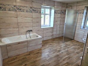 Property, Tap, Plumbing Fixture, Window, Building, Bathroom, Interior Design, Wood, Flooring