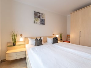 Schlafzimmer 1 mit Doppelbett