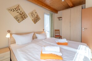 Schlafzimmer 1 mit Doppelbett