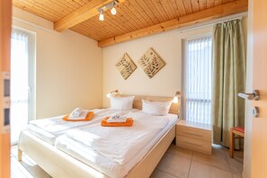 Schlafzimmer 1 mit Doppelbett