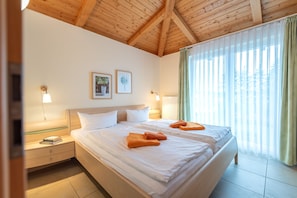 Schlafzimmer mit Doppelbett