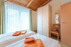 Schlafzimmer mit Doppelbett