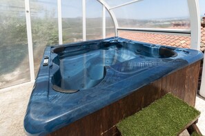 Indoor spa tub