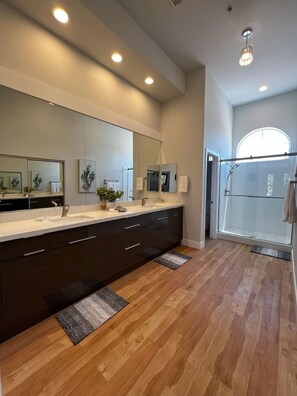 Bathroom 1: Full ensuite bathroom
