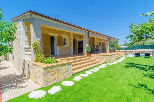Außenseite Ferienhaus [Sommer]