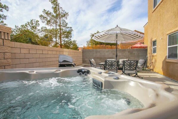Who wouldn't love to relax and soak into a hot tub after a tiring day exploring the city's famous sites?
