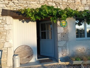 Entrée de la laiterie sous la treille