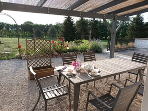 Terrasse laiterie au soleil levant