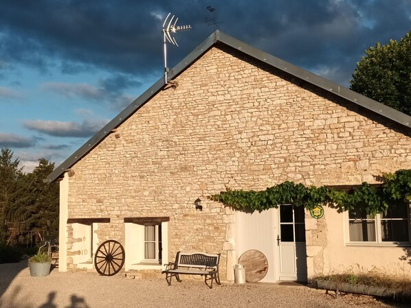 La laiterie au soleil couchant