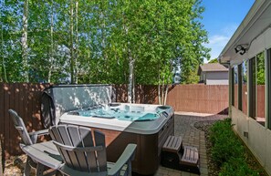 Luxury Hot Tub & Outdoor Fireplace – Soak in your private hot tub or unwind by the outdoor fireplace while savoring the crisp mountain air and serene surroundings.