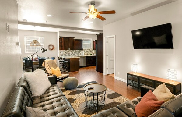 Welcome to Mountain Peaks Getaway by PORTER! This pet-friendly townhouse offers 4 stylish en-suite bedrooms, a spacious layout, central AC and a well-equipped kitchen, making it perfect for large groups.