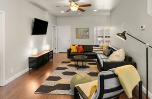Welcome to Mountain Peaks Getaway by PORTER! This pet-friendly townhouse offers 4 stylish en-suite bedrooms, a spacious layout, central AC and a well-equipped kitchen, making it perfect for large groups.