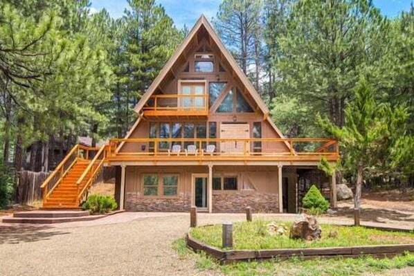 Escape to Woodland Chalet by PORTER in Kachina Village, 15 minutes from Downtown Flagstaff.