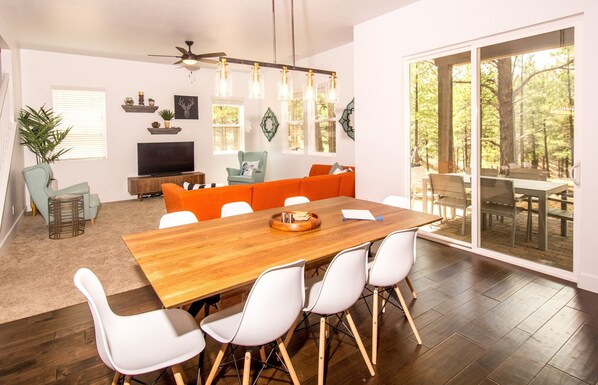 Welcome to Hannah Lane Haven by PORTER! This modern end-unit townhome is perfect for families or groups, hosting up to 10 guests.