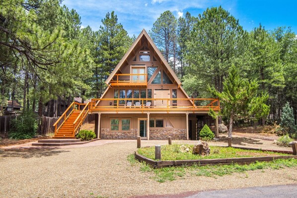 Welcome to Hidden Haven, your perfect retreat in Kachina Village by PORTER. Located at the end of a quiet cul-de-sac and nestled among the pines, this tranquil escape is just 15 minutes from downtown Flagstaff yet feels worlds away.