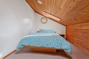 With a cozy loft, private entrance, and a gas fireplace, it's perfect for weekend getaways or as an adventure base for up to 4 guests and furry companions