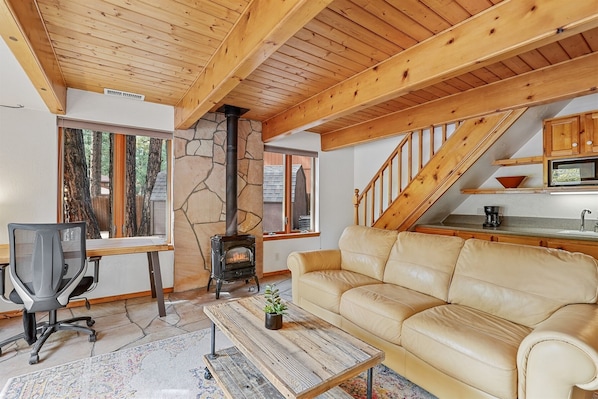 Welcome to Hummingbird Haven by PORTER—a charming two-story casita in a prime location just 4 miles from downtown Flagstaff and minutes from NAU!
