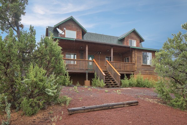 Welcome to Ontario Ave by PORTER—your ideal Northern Arizona getaway! This remodeled log cabin sits on an acre with stunning mountain views in a quiet neighborhood.