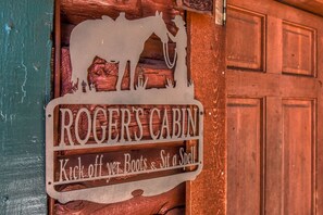 Located at the edge of Kaibab National Forest, just 13 miles from a Grand Canyon exit, this cozy log cabin is surrounded by pines, wildlife, and starry skies.