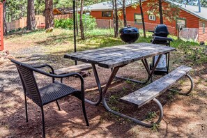 Enjoy evenings by the firepit and create memories with your loved ones!