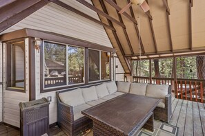 Relax on the front covered porch, explore nearby trails, and create lasting memories in Northern Arizona's breathtaking scenery.