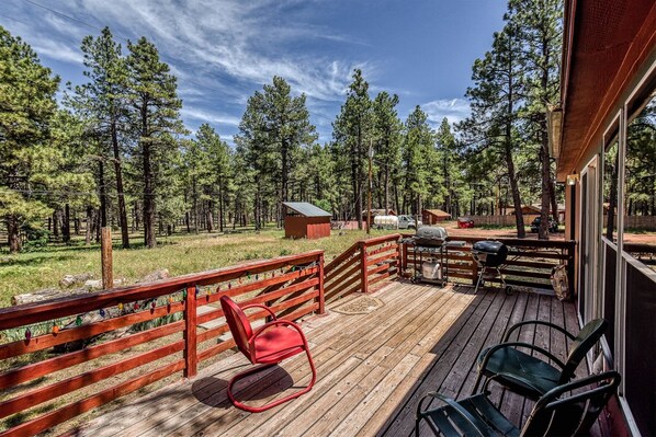 Enjoy rustic charm with modern comforts like Wi-Fi and fully-equipped kitchen, spend evenings by the firepit, and take advantage of prime location on Route 66 between Flagstaff and Williams.