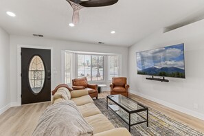 Phenomenal Location: Just 10 minutes to Flagstaff's Downtown, 20 minutes to Snow Bowl Ski Resort, and 1.5 hours to the Grand Canyon National Park.