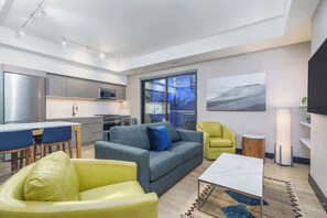Living Room: Sleeper Sofa & Cable TV