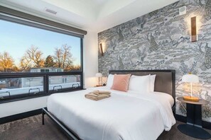 Beautiful Bedroom w/ Casper Mattress & Pillows