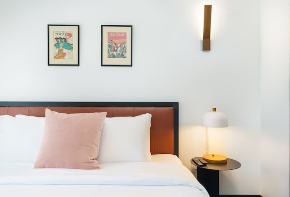 Master Bedroom: Premium Bedding w/ Casper Mattress & Pillows