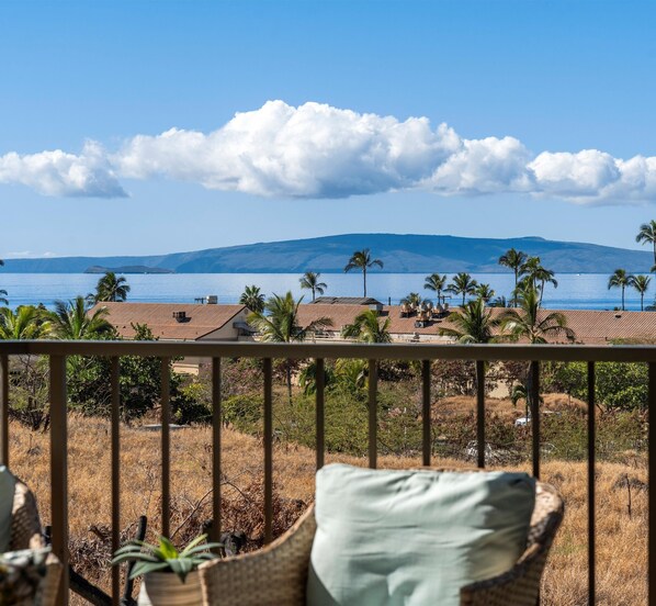 Stunning view of Lana'i in the distance