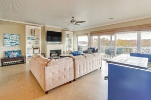 Living Room | 1st Floor | Smart TV | Free WiFi | Gas Fireplace